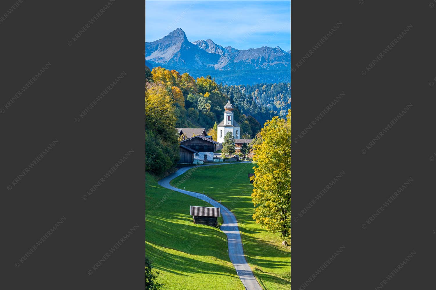 Kirche St. Anna in Wamberg mit Daniel im Hintergrund - Anna und Daniel 1:2  -- Kirche in Wamberg - mehr Infos bei www.Kriner-Weiermann.de