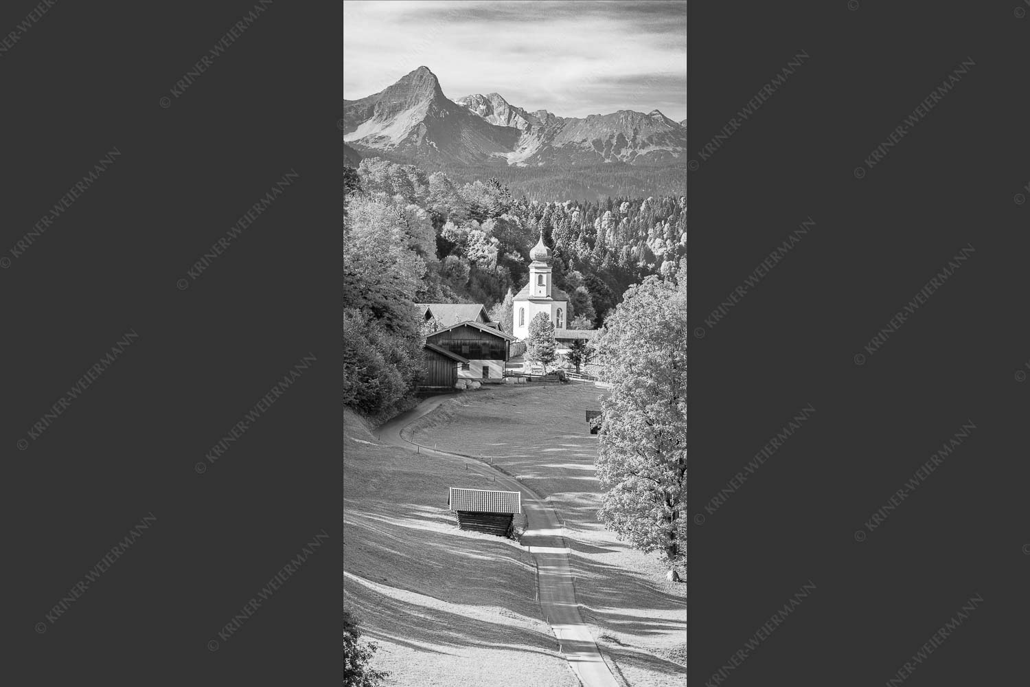 Kirche St. Anna in Wamberg mit Daniel im Hintergrund - Anna und Daniel 1:2 sw -- Kirche in Wamberg - mehr Infos bei www.Kriner-Weiermann.de