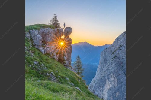 Spektakulärer Sonnenaufgang an der Nordseite des Wettersteingebirges - Aquila 1:1  -- Sonnenaufgang hinter Felsturm - mehr Infos bei www.Kriner-Weiermann.de