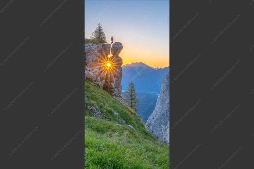 Spektakulärer Sonnenaufgang an der Nordseite des Wettersteingebirges - Aquila 1:2  -- Sonnenaufgang hinter Felsturm - mehr Infos bei www.Kriner-Weiermann.de