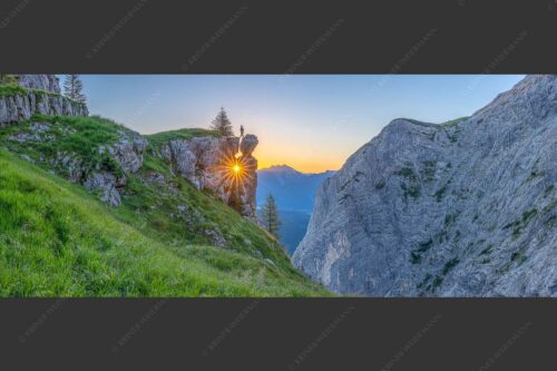 Spektakulärer Sonnenaufgang an der Nordseite des Wettersteingebirges - Aquila 2,5:1  -- Sonnenaufgang hinter Felsturm - mehr Infos bei www.Kriner-Weiermann.de