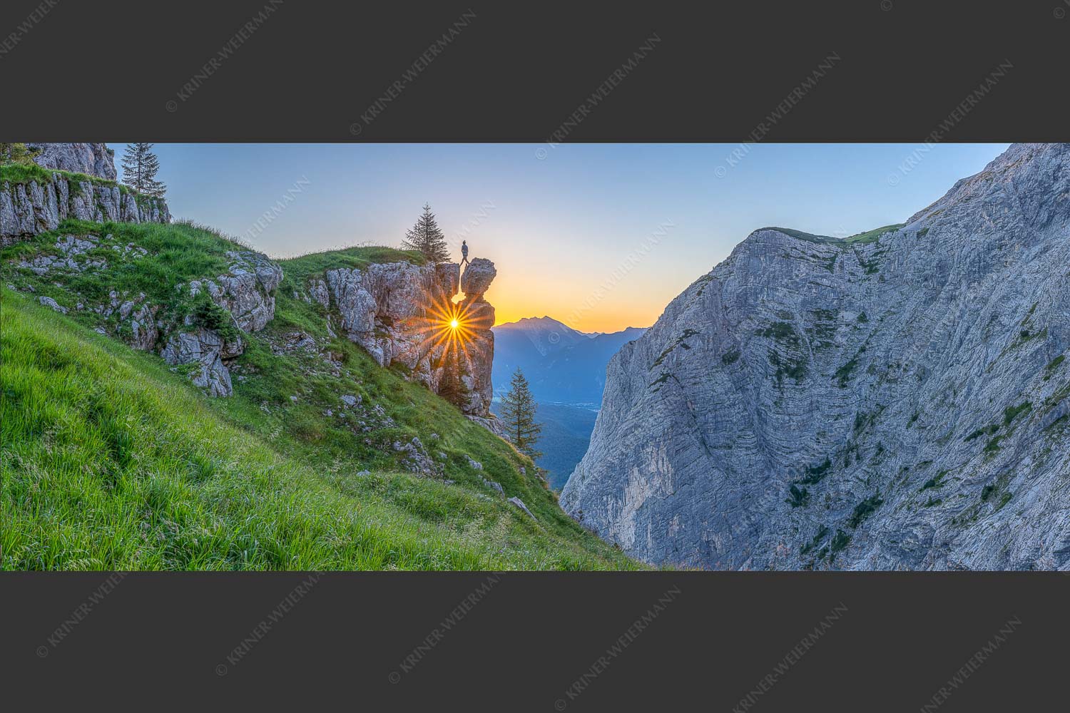 Spektakulärer Sonnenaufgang an der Nordseite des Wettersteingebirges - Aquila 2,5:1 -- Sonnenaufgang hinter Felsturm - mehr Infos bei www.Kriner-Weiermann.de