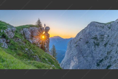 Spektakulärer Sonnenaufgang an der Nordseite des Wettersteingebirges - Aquila 2:1  -- Sonnenaufgang hinter Felsturm - mehr Infos bei www.Kriner-Weiermann.de