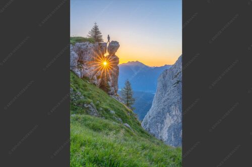 Spektakulärer Sonnenaufgang an der Nordseite des Wettersteingebirges - Aquila 2:3  -- Sonnenaufgang hinter Felsturm - mehr Infos bei www.Kriner-Weiermann.de