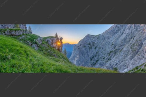 Spektakulärer Sonnenaufgang an der Nordseite des Wettersteingebirges - Aquila 3:1  -- Sonnenaufgang hinter Felsturm - mehr Infos bei www.Kriner-Weiermann.de