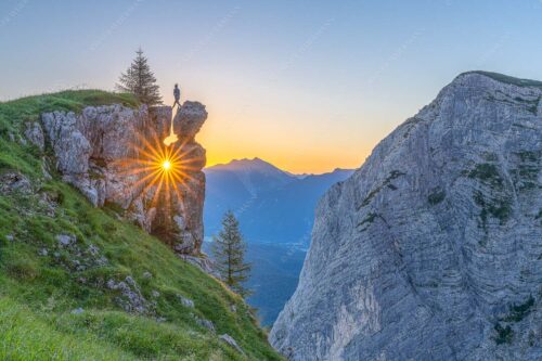 Spektakulärer Sonnenaufgang an der Nordseite des Wettersteingebirges - Aquila 3:2  -- Sonnenaufgang hinter Felsturm - mehr Infos bei www.Kriner-Weiermann.de