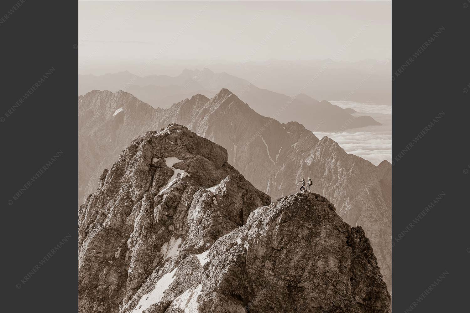Früh am Morgen unterwegs auf dem Jubiläumsgrat Richtung Alpspitze - Auf dem Grat 1:1 sepia -- Zugpitze Jubiläumsgrat - mehr Infos bei www.Kriner-Weiermann.de