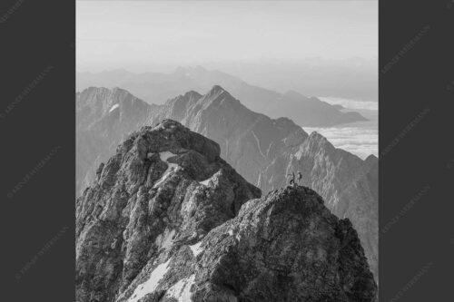 Früh am Morgen unterwegs auf dem Jubiläumsgrat Richtung Alpspitze - Auf dem Grat 1:1 sw -- Zugpitze Jubiläumsgrat - mehr Infos bei www.Kriner-Weiermann.de