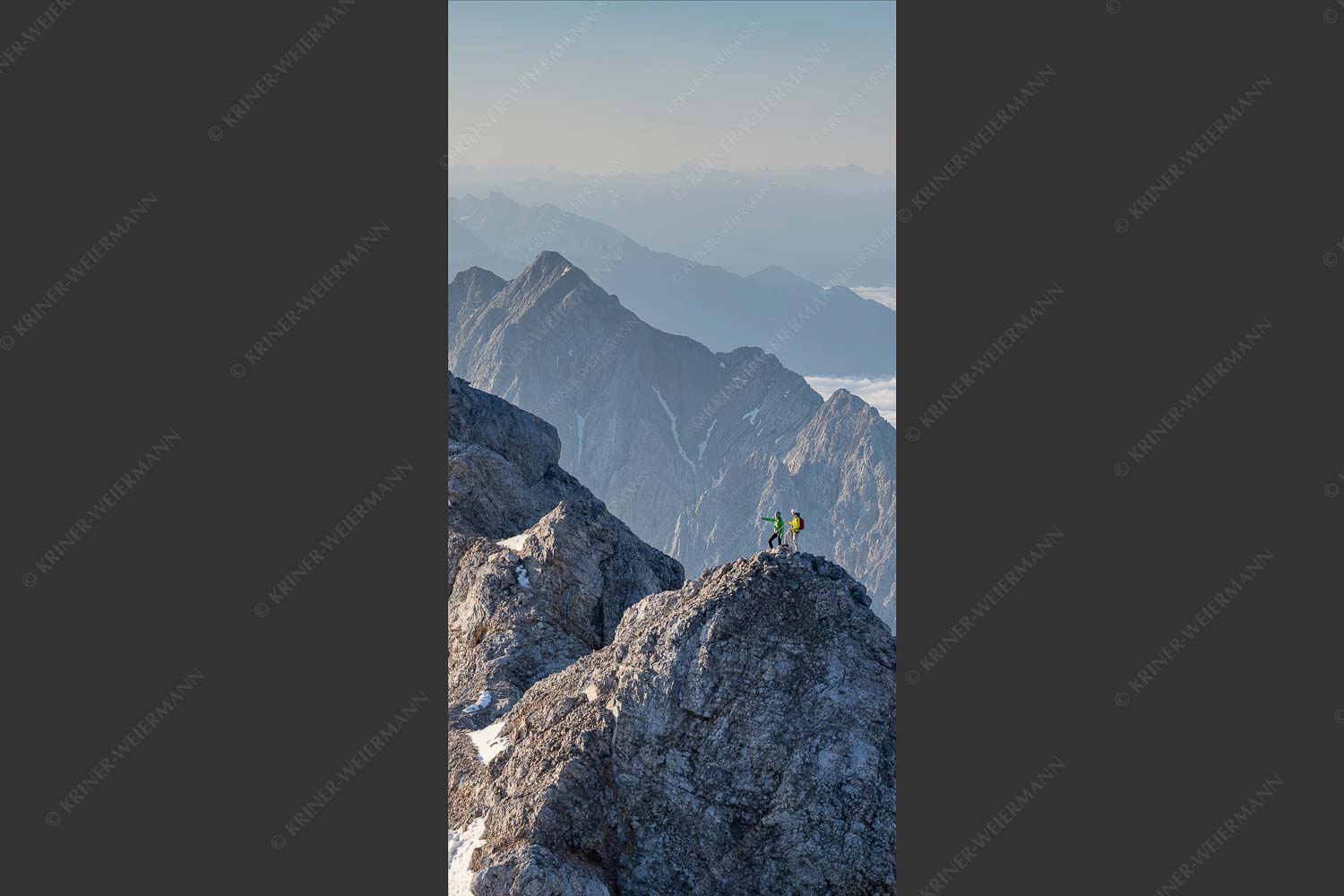 Früh am Morgen unterwegs auf dem Jubiläumsgrat Richtung Alpspitze - Auf dem Grat 1:2 -- Zugpitze Jubiläumsgrat - mehr Infos bei www.Kriner-Weiermann.de