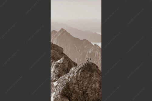 Früh am Morgen unterwegs auf dem Jubiläumsgrat Richtung Alpspitze - Auf dem Grat 1:2 sepia -- Zugpitze Jubiläumsgrat - mehr Infos bei www.Kriner-Weiermann.de