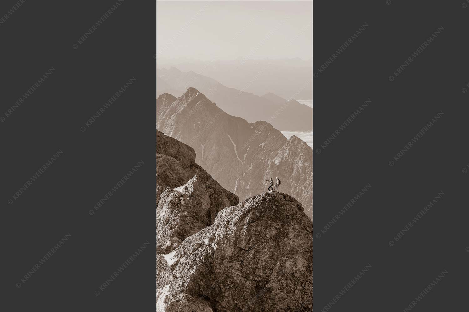Früh am Morgen unterwegs auf dem Jubiläumsgrat Richtung Alpspitze - Auf dem Grat 1:2 sepia -- Zugpitze Jubiläumsgrat - mehr Infos bei www.Kriner-Weiermann.de
