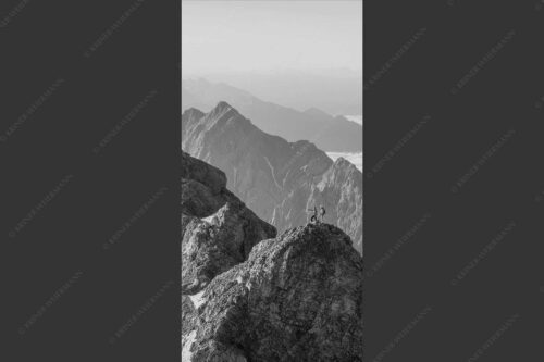 Früh am Morgen unterwegs auf dem Jubiläumsgrat Richtung Alpspitze - Auf dem Grat 1:2 sw -- Zugpitze Jubiläumsgrat - mehr Infos bei www.Kriner-Weiermann.de