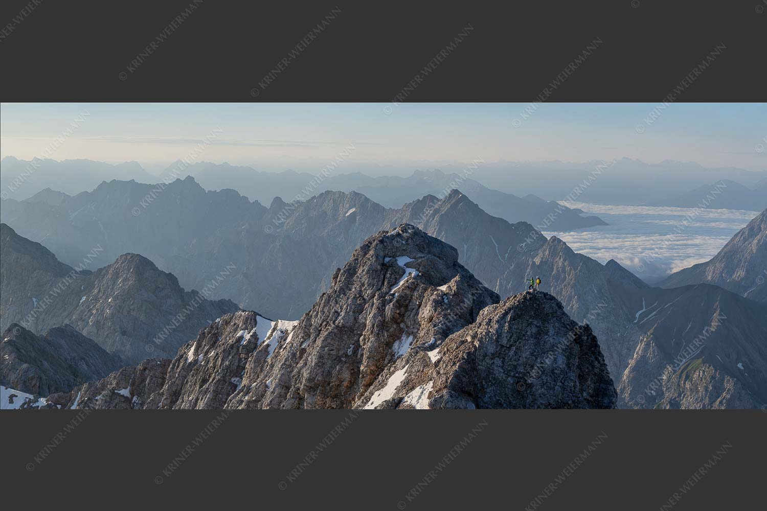 Früh am Morgen unterwegs auf dem Jubiläumsgrat Richtung Alpspitze - Auf dem Grat 2,5:1 -- Zugpitze Jubiläumsgrat - mehr Infos bei www.Kriner-Weiermann.de