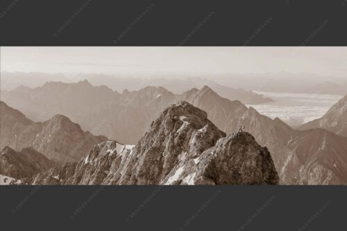 Früh am Morgen unterwegs auf dem Jubiläumsgrat Richtung Alpspitze - Auf dem Grat 2,5:1 sepia -- Zugpitze Jubiläumsgrat - mehr Infos bei www.Kriner-Weiermann.de
