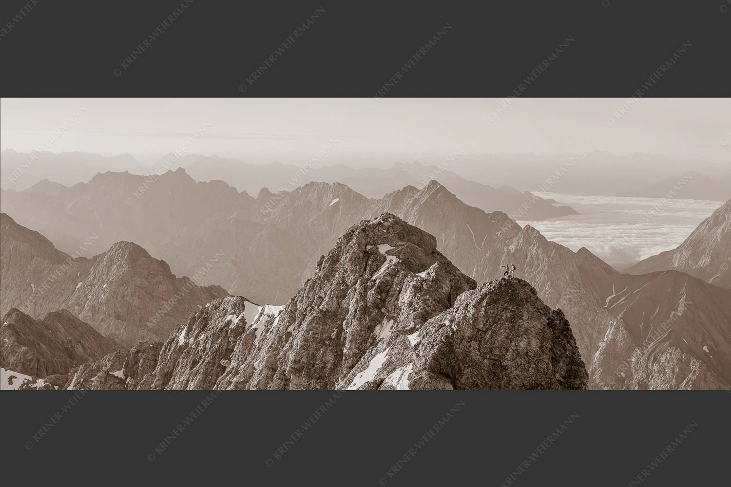 Früh am Morgen unterwegs auf dem Jubiläumsgrat Richtung Alpspitze - Auf dem Grat 2,5:1 sepia -- Zugpitze Jubiläumsgrat - mehr Infos bei www.Kriner-Weiermann.de