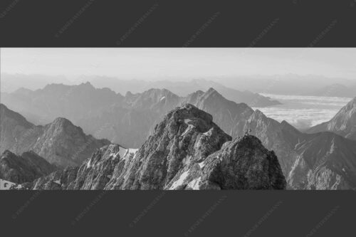 Früh am Morgen unterwegs auf dem Jubiläumsgrat Richtung Alpspitze - Auf dem Grat 2,5:1 sw -- Zugpitze Jubiläumsgrat - mehr Infos bei www.Kriner-Weiermann.de
