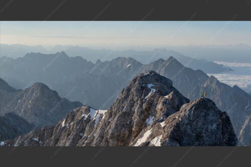 Früh am Morgen unterwegs auf dem Jubiläumsgrat Richtung Alpspitze - Auf dem Grat 2:1  -- Zugpitze Jubiläumsgrat - mehr Infos bei www.Kriner-Weiermann.de