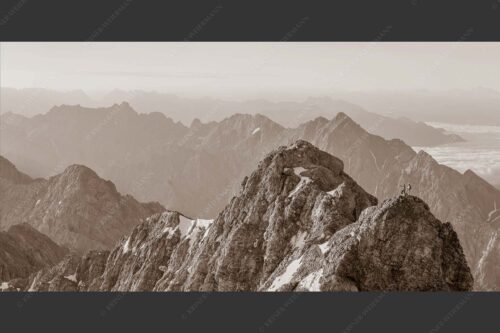 Früh am Morgen unterwegs auf dem Jubiläumsgrat Richtung Alpspitze - Auf dem Grat 2:1 sepia -- Zugpitze Jubiläumsgrat - mehr Infos bei www.Kriner-Weiermann.de