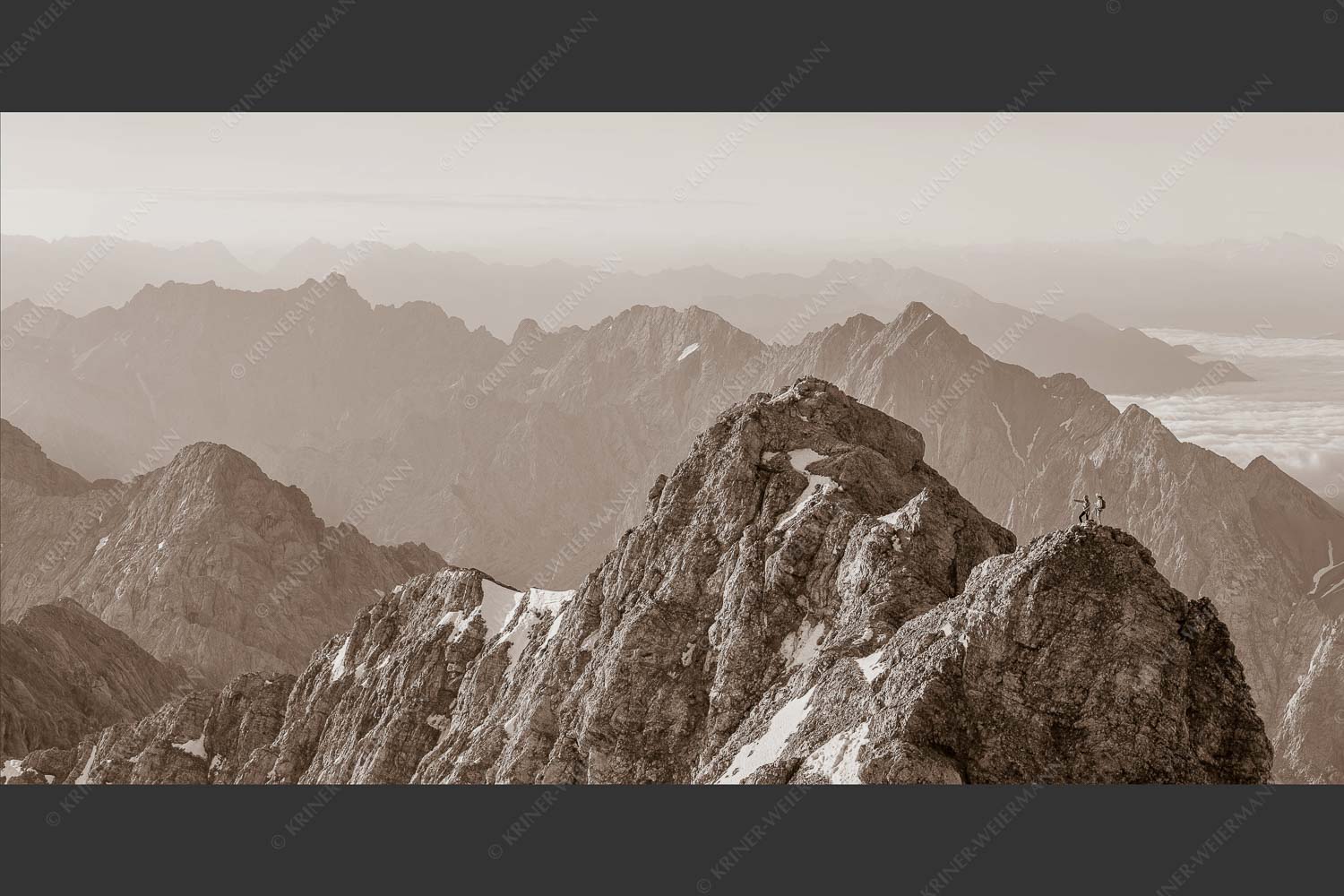 Früh am Morgen unterwegs auf dem Jubiläumsgrat Richtung Alpspitze - Auf dem Grat 2:1 sepia -- Zugpitze Jubiläumsgrat - mehr Infos bei www.Kriner-Weiermann.de
