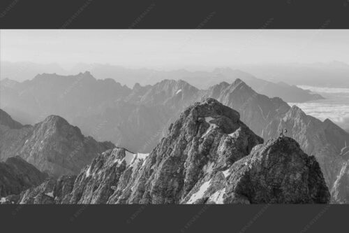 Früh am Morgen unterwegs auf dem Jubiläumsgrat Richtung Alpspitze - Auf dem Grat 2:1 sw -- Zugpitze Jubiläumsgrat - mehr Infos bei www.Kriner-Weiermann.de