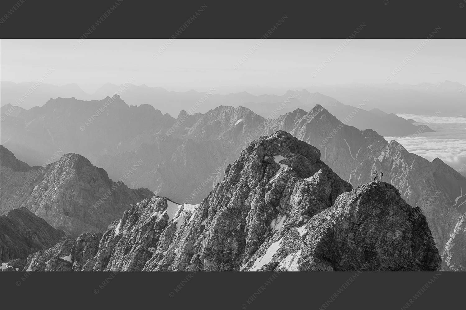 Früh am Morgen unterwegs auf dem Jubiläumsgrat Richtung Alpspitze - Auf dem Grat 2:1 sw -- Zugpitze Jubiläumsgrat - mehr Infos bei www.Kriner-Weiermann.de