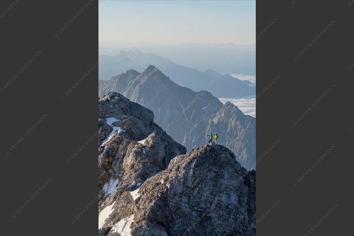 Früh am Morgen unterwegs auf dem Jubiläumsgrat Richtung Alpspitze - Auf dem Grat 2:3  -- Zugpitze Jubiläumsgrat - mehr Infos bei www.Kriner-Weiermann.de