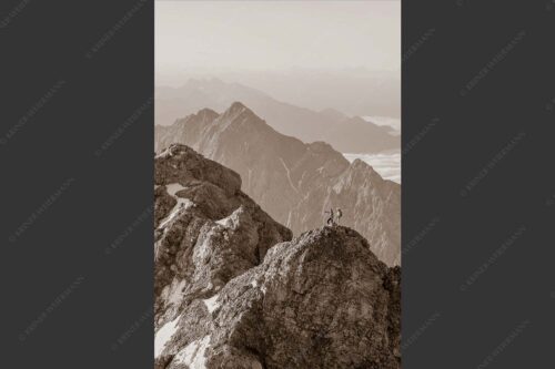 Früh am Morgen unterwegs auf dem Jubiläumsgrat Richtung Alpspitze - Auf dem Grat 2:3 sepia -- Zugpitze Jubiläumsgrat - mehr Infos bei www.Kriner-Weiermann.de