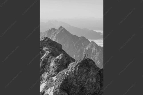 Früh am Morgen unterwegs auf dem Jubiläumsgrat Richtung Alpspitze - Auf dem Grat 2:3 sw -- Zugpitze Jubiläumsgrat - mehr Infos bei www.Kriner-Weiermann.de