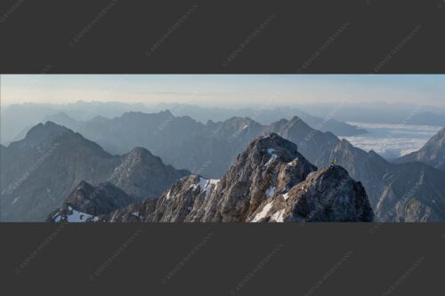Früh am Morgen unterwegs auf dem Jubiläumsgrat Richtung Alpspitze - Auf dem Grat 3:1  -- Zugpitze Jubiläumsgrat - mehr Infos bei www.Kriner-Weiermann.de