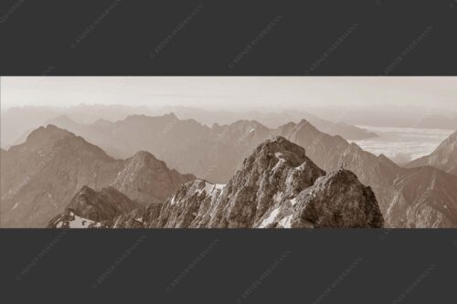 Früh am Morgen unterwegs auf dem Jubiläumsgrat Richtung Alpspitze - Auf dem Grat 3:1 sepia -- Zugpitze Jubiläumsgrat - mehr Infos bei www.Kriner-Weiermann.de