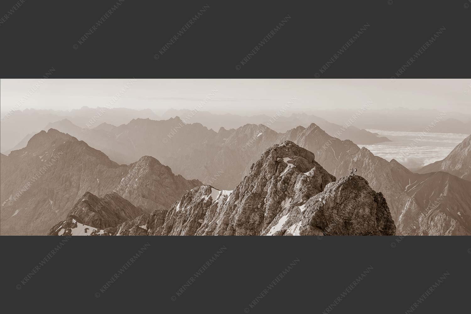 Früh am Morgen unterwegs auf dem Jubiläumsgrat Richtung Alpspitze - Auf dem Grat 3:1 sepia -- Zugpitze Jubiläumsgrat - mehr Infos bei www.Kriner-Weiermann.de