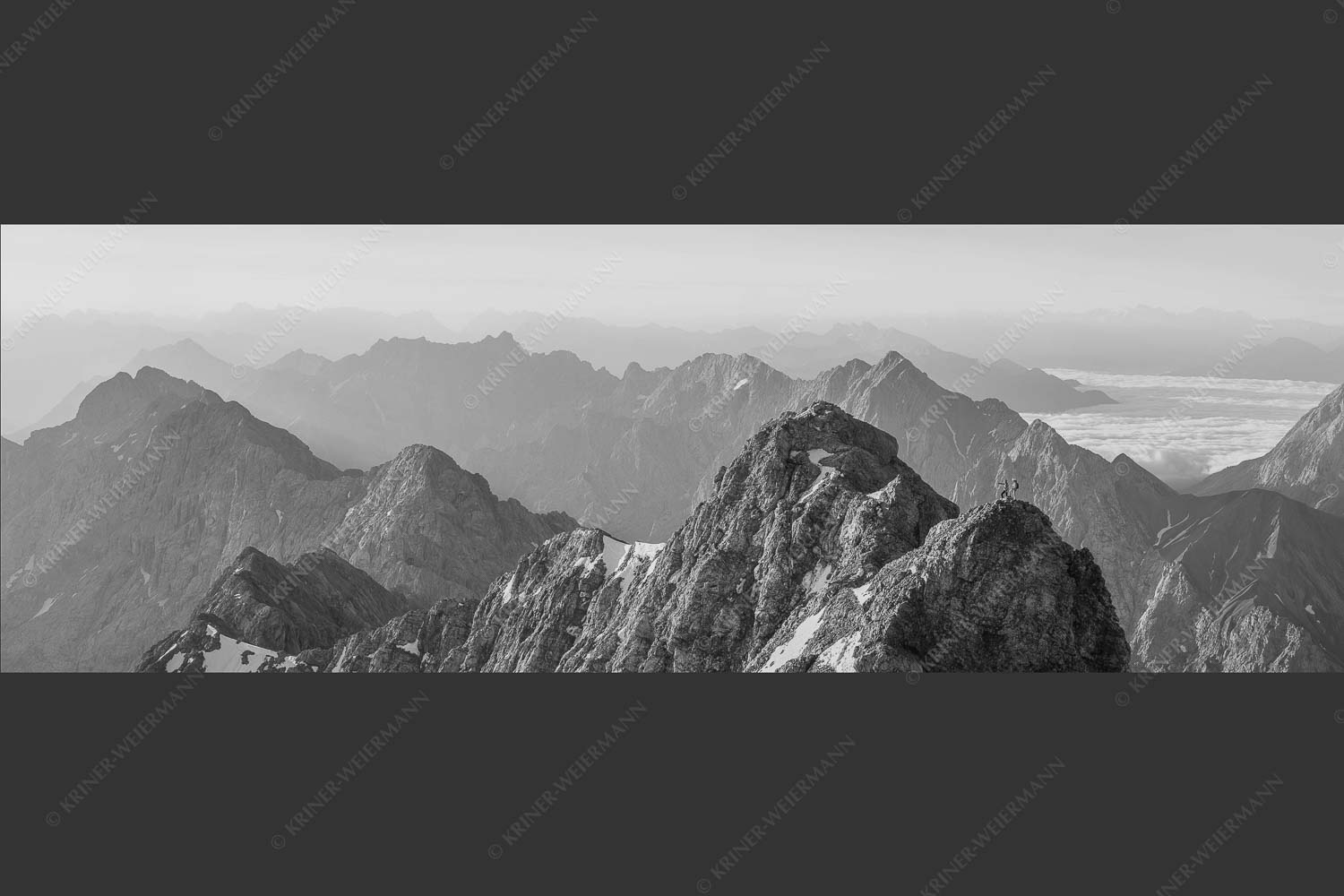 Früh am Morgen unterwegs auf dem Jubiläumsgrat Richtung Alpspitze - Auf dem Grat 3:1 sw -- Zugpitze Jubiläumsgrat - mehr Infos bei www.Kriner-Weiermann.de