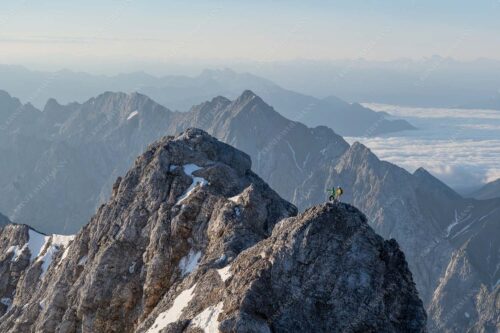 Früh am Morgen unterwegs auf dem Jubiläumsgrat Richtung Alpspitze - Auf dem Grat 3:2  -- Zugpitze Jubiläumsgrat - mehr Infos bei www.Kriner-Weiermann.de