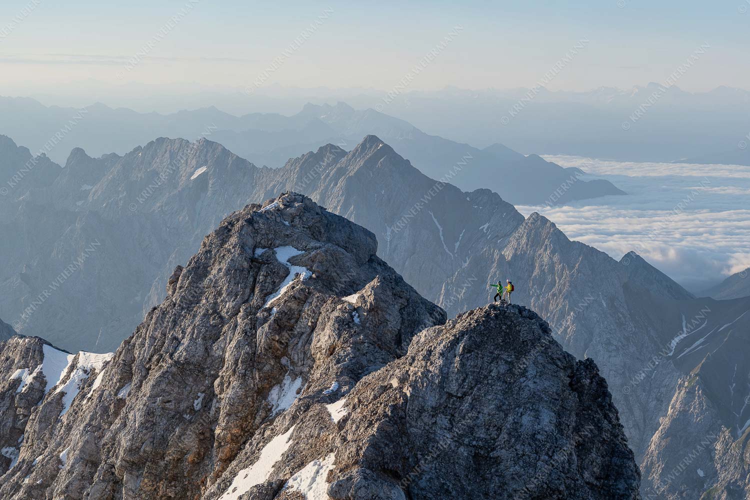 Früh am Morgen unterwegs auf dem Jubiläumsgrat Richtung Alpspitze - Auf dem Grat 3:2 -- Zugpitze Jubiläumsgrat - mehr Infos bei www.Kriner-Weiermann.de