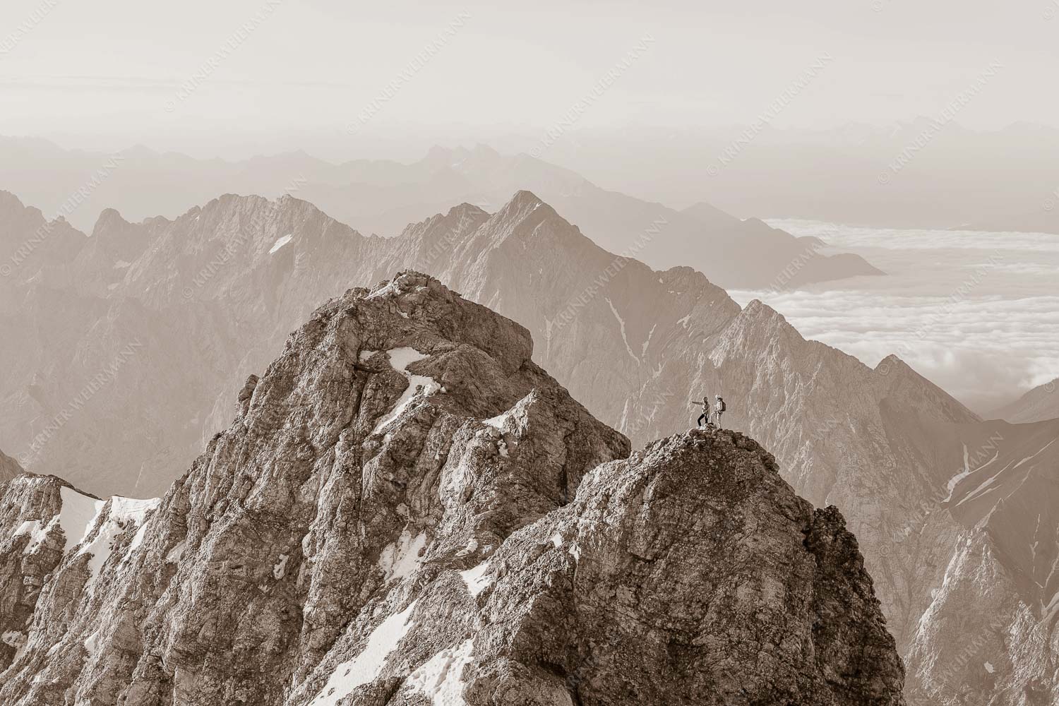 Früh am Morgen unterwegs auf dem Jubiläumsgrat Richtung Alpspitze - Auf dem Grat 3:2 sepia -- Zugpitze Jubiläumsgrat - mehr Infos bei www.Kriner-Weiermann.de
