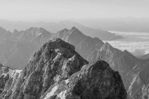 Früh am Morgen unterwegs auf dem Jubiläumsgrat Richtung Alpspitze - Auf dem Grat 3:2 sw -- Zugpitze Jubiläumsgrat - mehr Infos bei www.Kriner-Weiermann.de