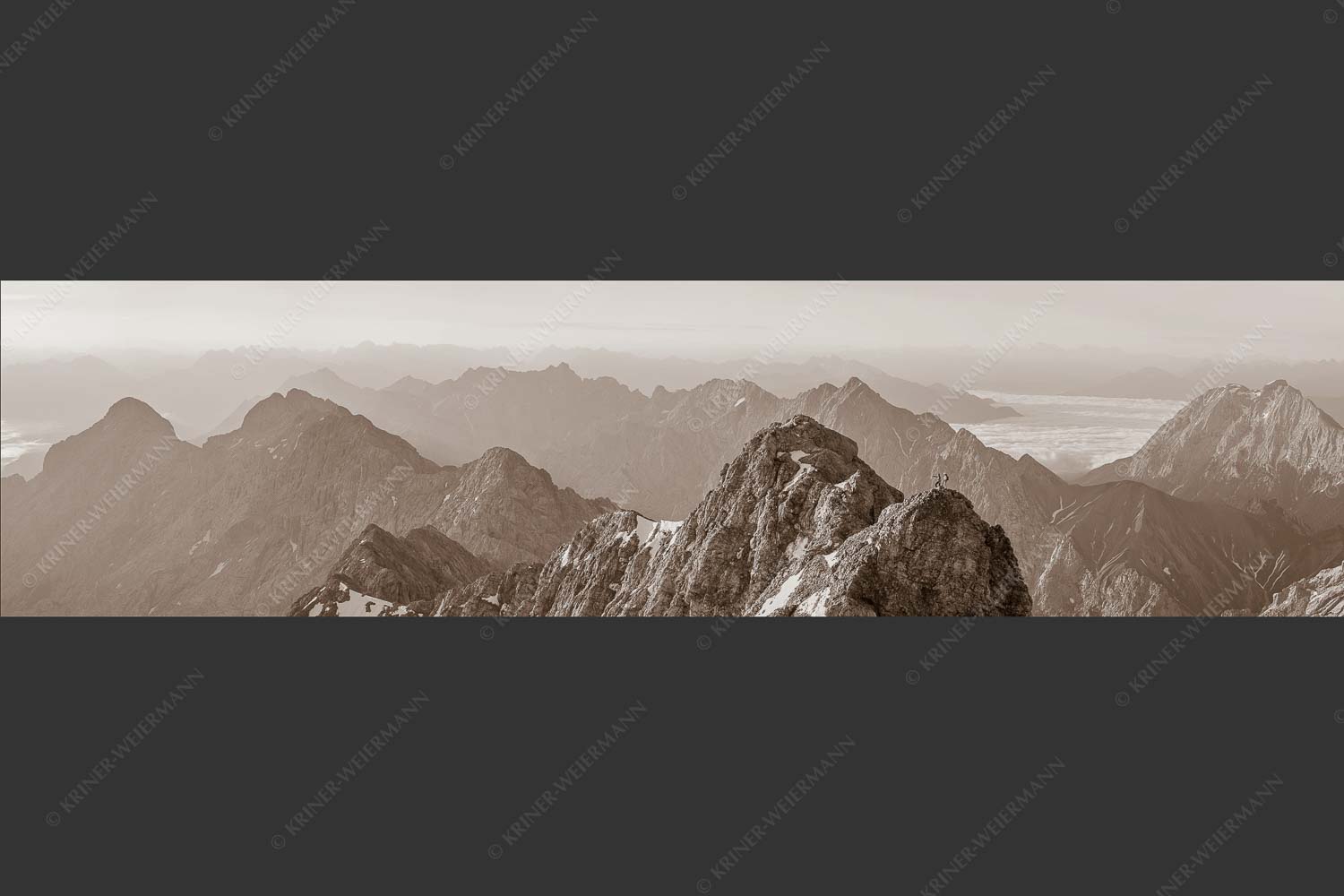 Früh am Morgen unterwegs auf dem Jubiläumsgrat Richtung Alpspitze - Auf dem Grat 4:1 sepia -- Zugpitze Jubiläumsgrat - mehr Infos bei www.Kriner-Weiermann.de