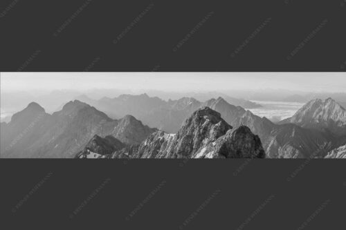 Früh am Morgen unterwegs auf dem Jubiläumsgrat Richtung Alpspitze - Auf dem Grat 4:1 sw -- Zugpitze Jubiläumsgrat - mehr Infos bei www.Kriner-Weiermann.de