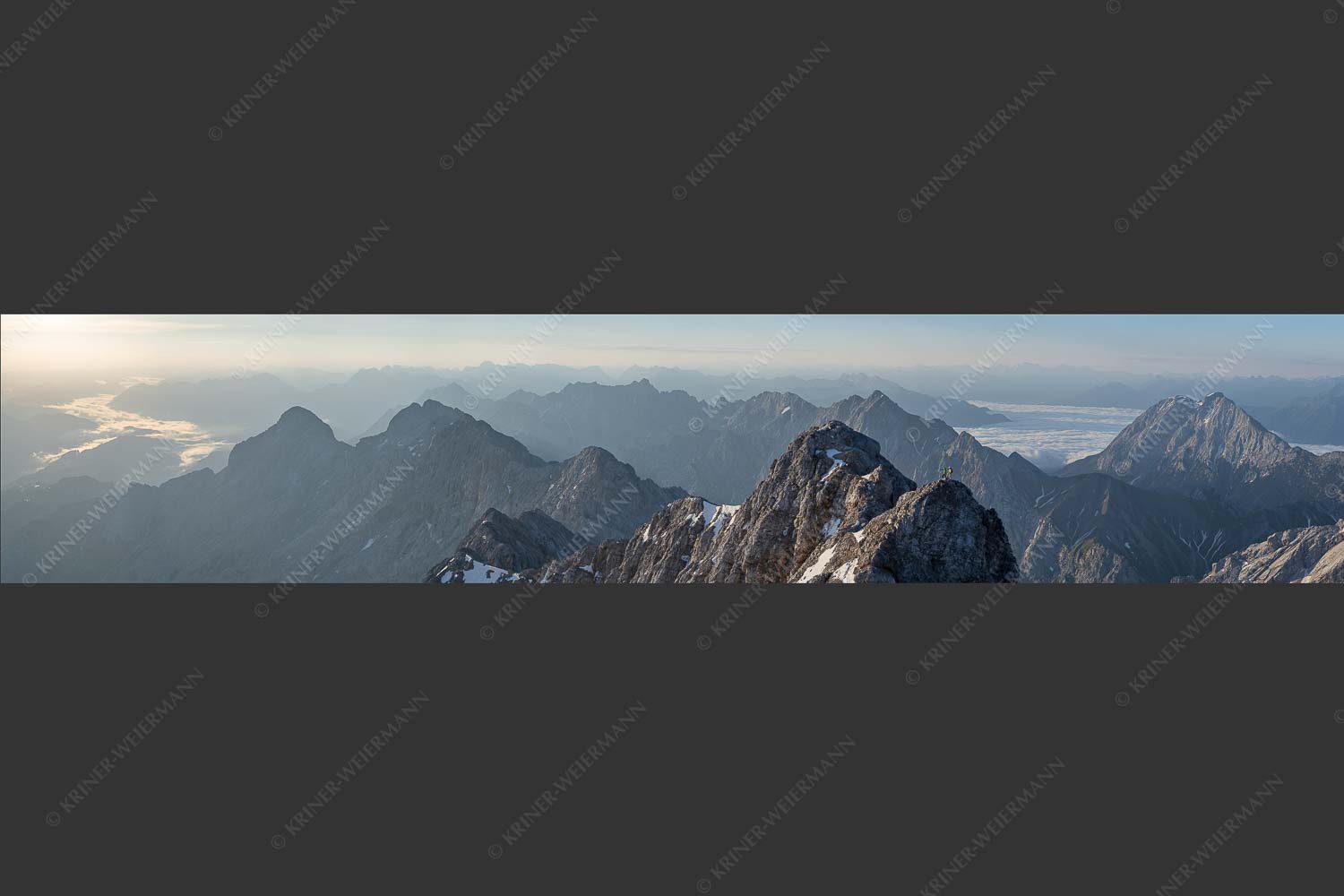 Früh am Morgen unterwegs auf dem Jubiläumsgrat Richtung Alpspitze - Auf dem Grat 5:1 -- Zugpitze Jubiläumsgrat - mehr Infos bei www.Kriner-Weiermann.de