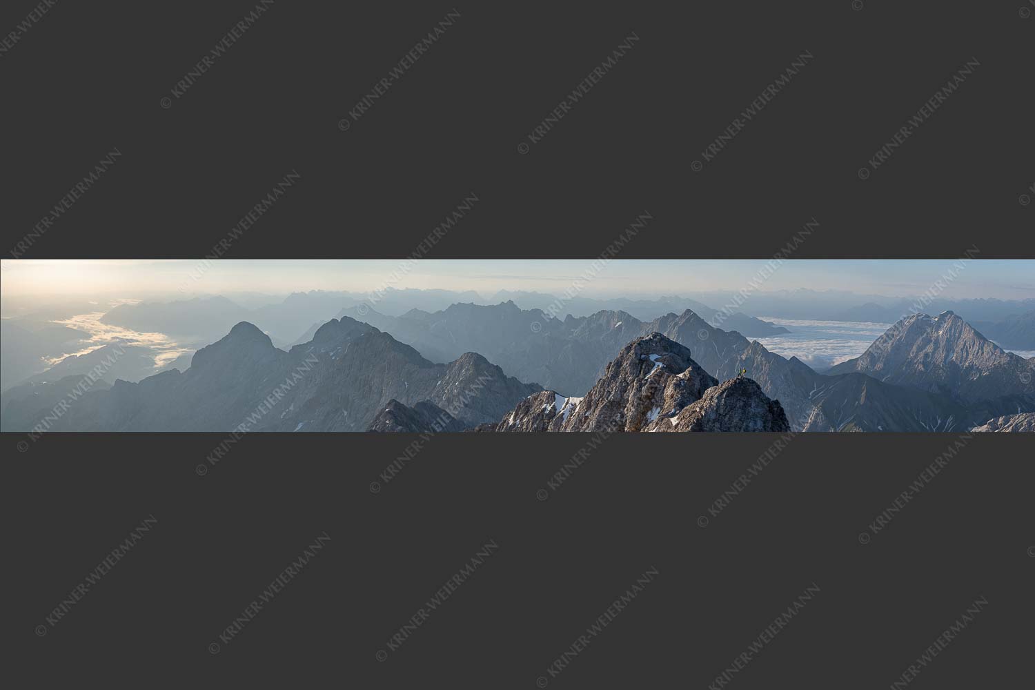 Früh am Morgen unterwegs auf dem Jubiläumsgrat Richtung Alpspitze - Auf dem Grat 6:1  -- Zugpitze Jubiläumsgrat - mehr Infos bei www.Kriner-Weiermann.de