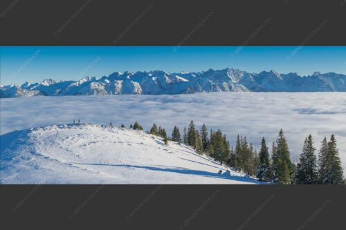 Eine Winterwanderung am Simetsberg über Wolkenmeer mit Karwendel - auf der Sonnenseite 2,5:1  -- Simetsberg mit Karwendel - mehr Infos bei www.Kriner-Weiermann.de