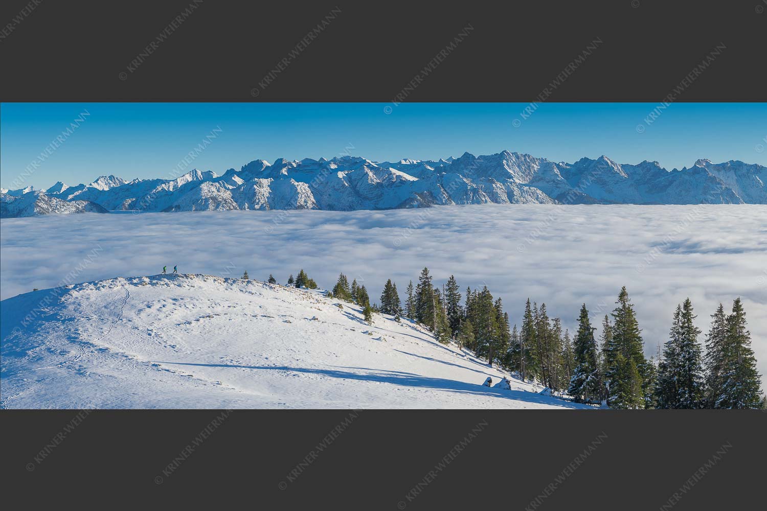 Eine Winterwanderung am Simetsberg über Wolkenmeer mit Karwendel - auf der Sonnenseite 2,5:1 -- Simetsberg mit Karwendel - mehr Infos bei www.Kriner-Weiermann.de