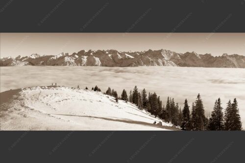 Eine Winterwanderung am Simetsberg über Wolkenmeer mit Karwendel - auf der Sonnenseite 2,5:1 sepia -- Simetsberg mit Karwendel - mehr Infos bei www.Kriner-Weiermann.de