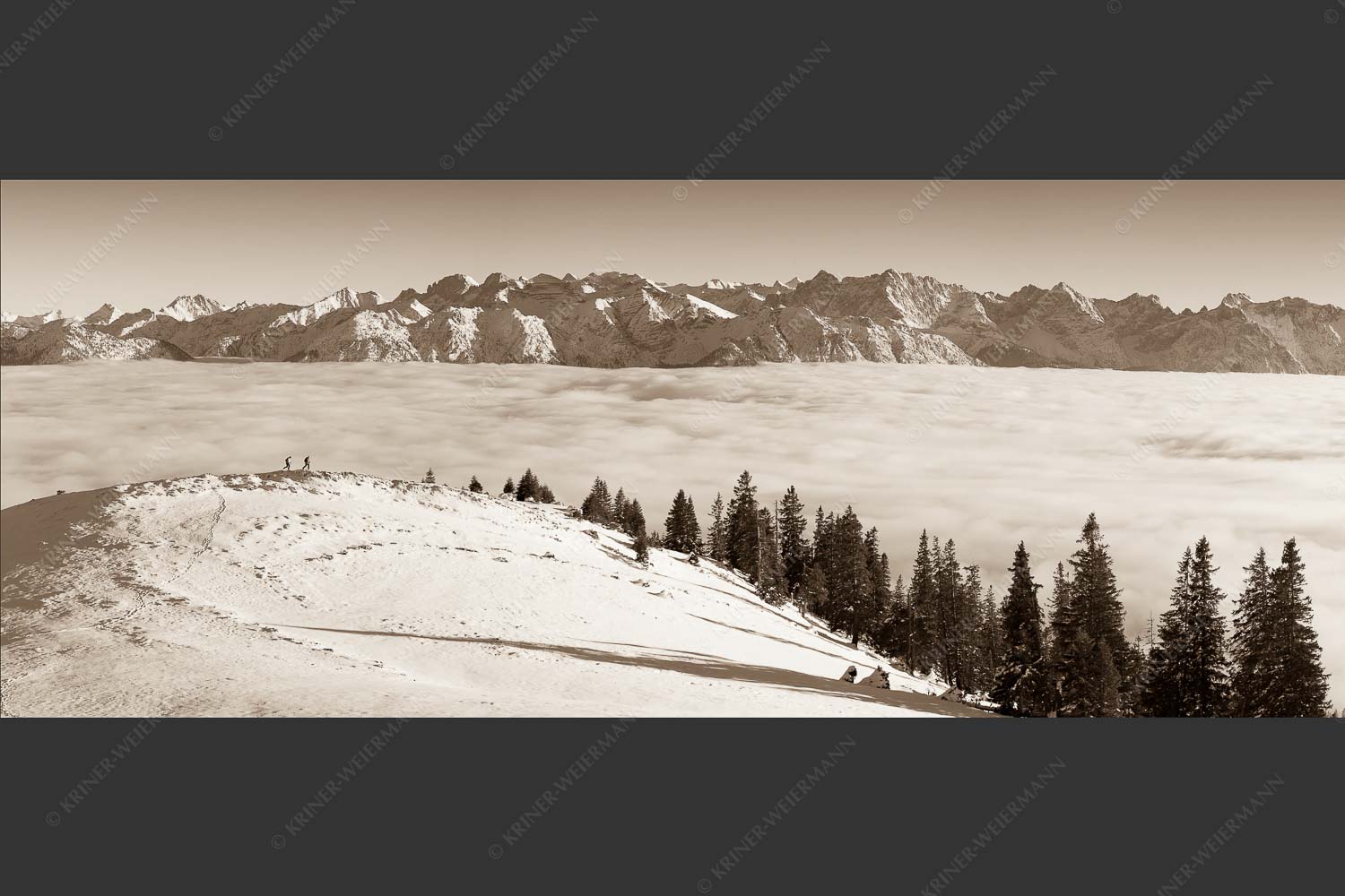 Eine Winterwanderung am Simetsberg über Wolkenmeer mit Karwendel - auf der Sonnenseite 2,5:1 sepia -- Simetsberg mit Karwendel - mehr Infos bei www.Kriner-Weiermann.de