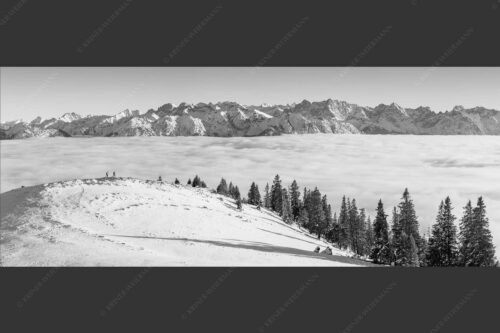 Eine Winterwanderung am Simetsberg über Wolkenmeer mit Karwendel - auf der Sonnenseite 2,5:1 sw -- Simetsberg mit Karwendel - mehr Infos bei www.Kriner-Weiermann.de