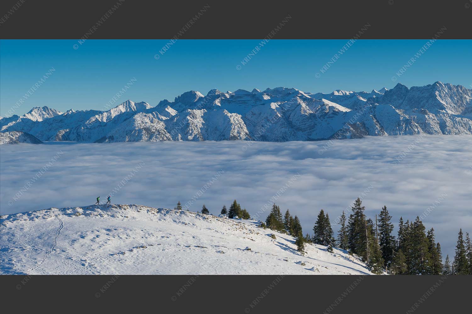 Eine Winterwanderung am Simetsberg über Wolkenmeer mit Karwendel - auf der Sonnenseite 2:1 -- Simetsberg mit Karwendel - mehr Infos bei www.Kriner-Weiermann.de