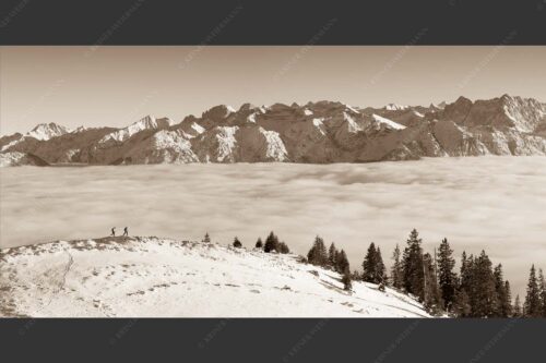 Eine Winterwanderung am Simetsberg über Wolkenmeer mit Karwendel - auf der Sonnenseite 2:1 sepia -- Simetsberg mit Karwendel - mehr Infos bei www.Kriner-Weiermann.de