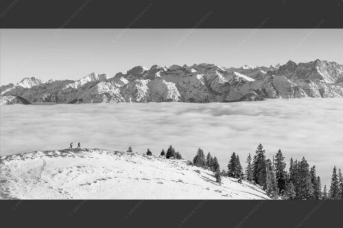 Eine Winterwanderung am Simetsberg über Wolkenmeer mit Karwendel - auf der Sonnenseite 2:1 sw -- Simetsberg mit Karwendel - mehr Infos bei www.Kriner-Weiermann.de