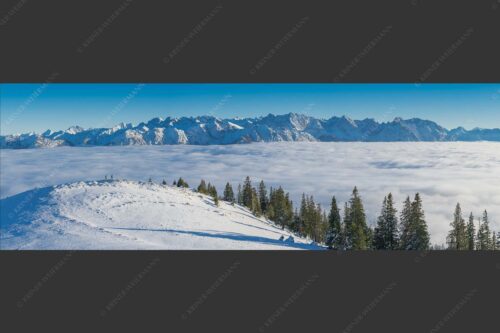 Eine Winterwanderung am Simetsberg über Wolkenmeer mit Karwendel - auf der Sonnenseite 3:1  -- Simetsberg mit Karwendel - mehr Infos bei www.Kriner-Weiermann.de