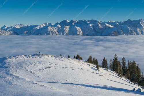 Eine Winterwanderung am Simetsberg über Wolkenmeer mit Karwendel - auf der Sonnenseite 3:2  -- Simetsberg mit Karwendel - mehr Infos bei www.Kriner-Weiermann.de